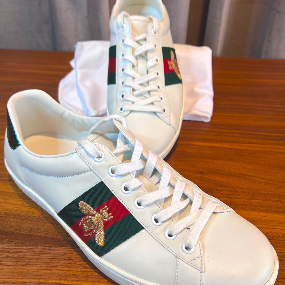 Iconic Gucci Ace low-top sneaker with gold embroidered bee in size 8.5 (9US)